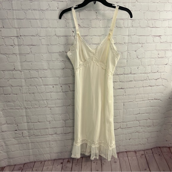 Vintage "Movie Star" white lace pleated midi slip USA made size 34 short nylon - Picture 14 of 15